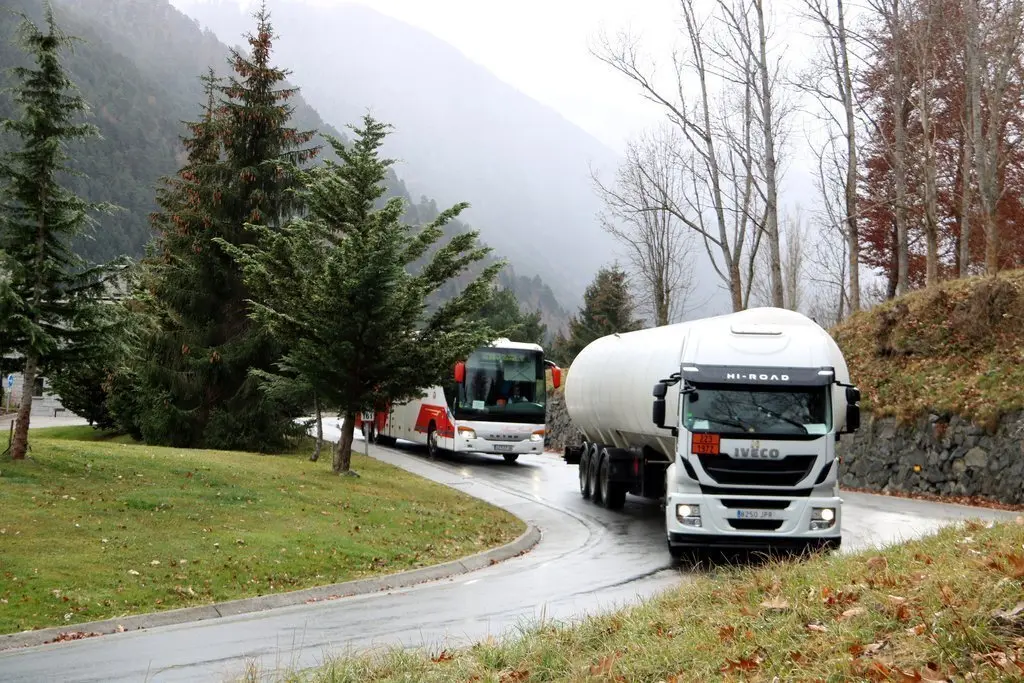 Un cami&oacute; circulant per la N-230 a pocs metres de l'entrada de Vielha. Imatge del 26 de novembre del 2018. (horitzontal)