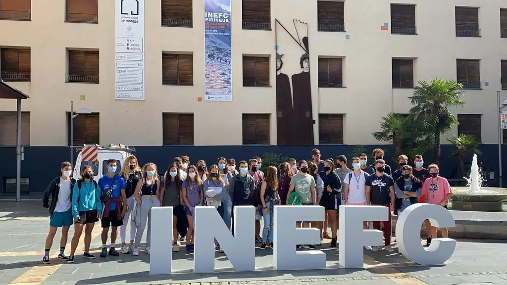 Pla obert de la quarantena d'alumnes de primer curs del nou INEFC Pirineus, a l'exterior del Centre Cultural Les Monges de la Seu d'Urgell, on duen a terme les classes te&ograve;riques. Imatge del 14 de setembre de 2021. (Horitzontal)