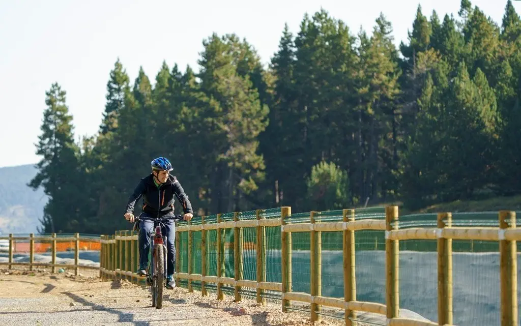 Pla obert d'un treballador de l'estaci&oacute; de La Molina (Cerdanya) fent &uacute;s d'una bicicleta el&egrave;ctrica per despla&ccedil;ar-se dins l'estaci&oacute;. Imatge del 15 de setembre de 2021. (Horitzontal)