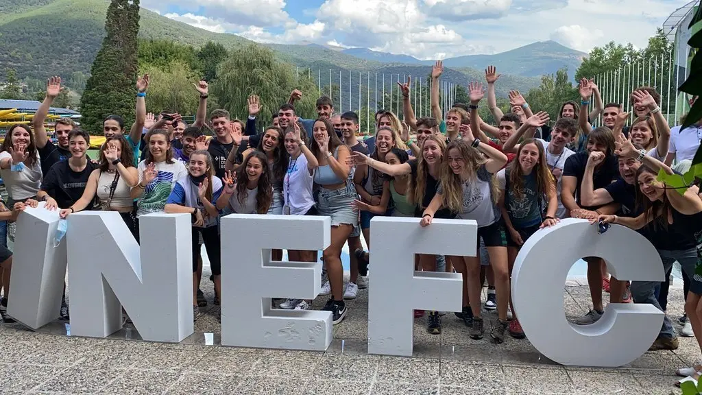 Pla general de bona part dels alumnes de l'INEFC Pirineus al Parc del Segre de la Seu d'Urgell despr&eacute;s de l'acte d'inauguraci&oacute; dels nous estudis. Imatge del 15 de setembre de 2021. (Horitzontal).