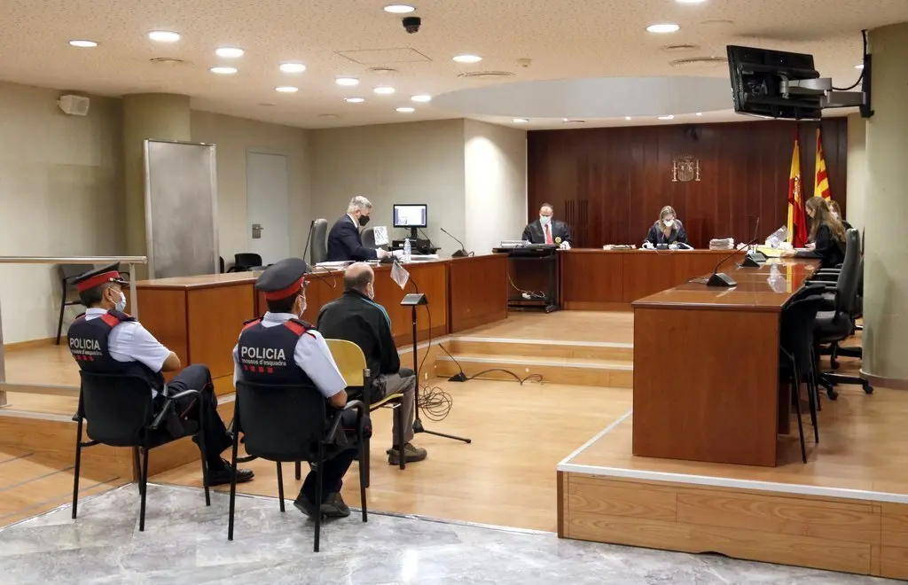 Pla general de la Sala de l'Audi&egrave;ncia de Lleida durant el judici al ve&iacute; de la Seu d'Urgell, acusat de pornografia infantil i ab&uacute;s sexual de menors. Imatge del 22 de setembre de 2021. (Horitzontal)