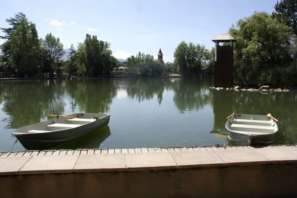 Pla general de l'estany de Puigcerd&agrave; vist des de la zona on hi ha l'embarcador, el 23 d'agost de 2019 (Horitzontal).