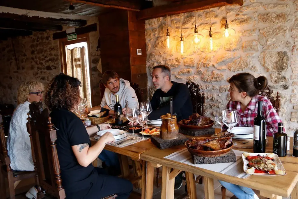 Pla general d'un dinar a Cal Jou de Conques, al Pallars Sobir&agrave;, on s'ha presentat el Festival Cordevi. Imatge del 28 de setembre del 2021 (Horitzontal)