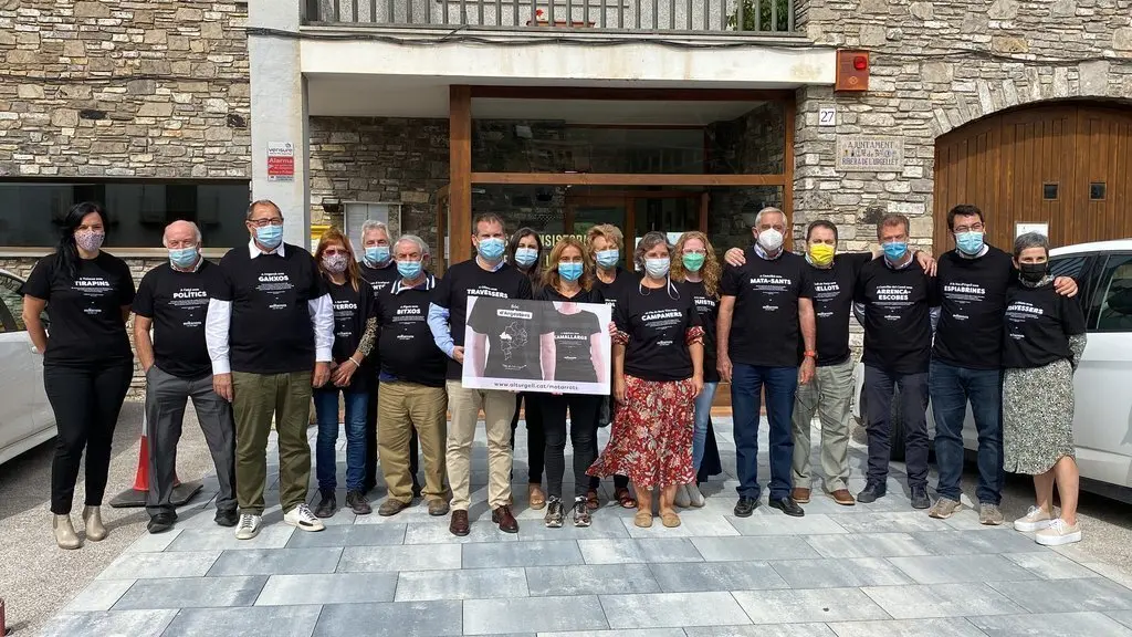 Pla obert dels alcaldes de l'Alt Urgell i el delegat del Govern a l'Alt Pirineu i Aran, Ricard P&eacute;rez, vestint la samarreta identificativa del 'motarrot' del seu poble, una iniciativa del Consell Comarcal. Imatge del 30 de setembre de 2021. (Horitzontal)