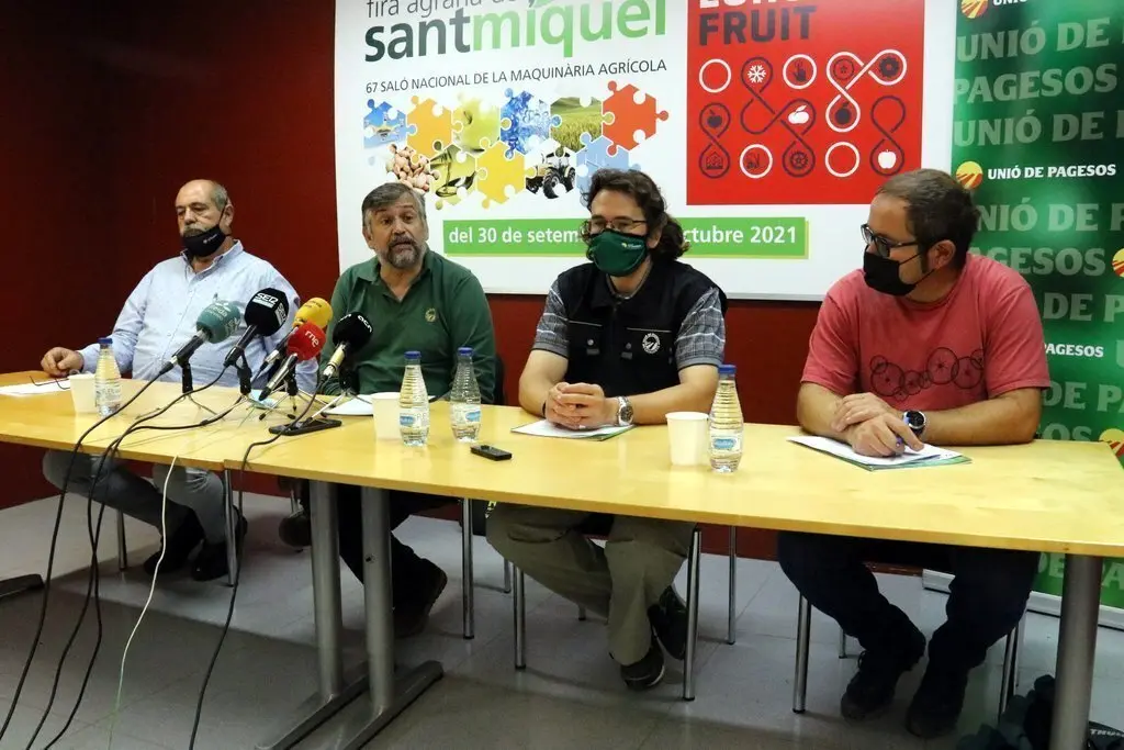 Pla obert de la roda de premsa d'Uni&oacute; de Pagesos a la 67a Fira de Sant Miquel de Lleida, amb el coordinador nacional, Joan Caball, i altres membres del sindicat, el 30 de setembre del 2021. (Horitzontal)