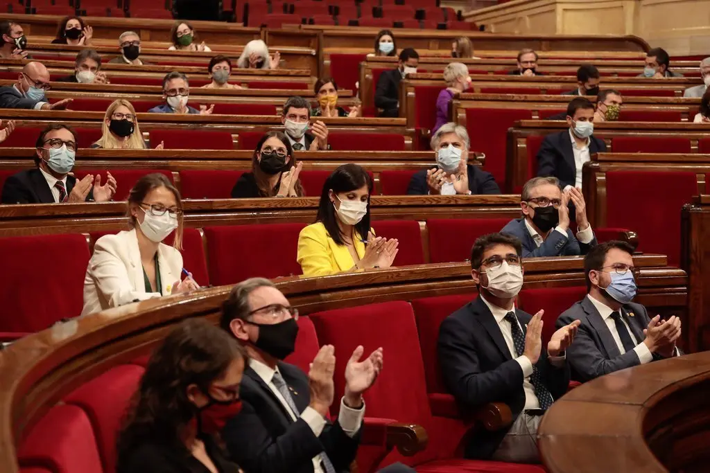 Diputats i membres del Govern aplaudeixen durant el debat de pol&iacute;tica general al Parlament el 30 de setembre del 2021. Pla general. (Horitzontal)