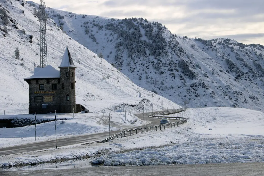 Pla general del cap del Port de la Bonaigua amb el paisatge nevat el 4 d'octubre del 2021. (Horitzontal)