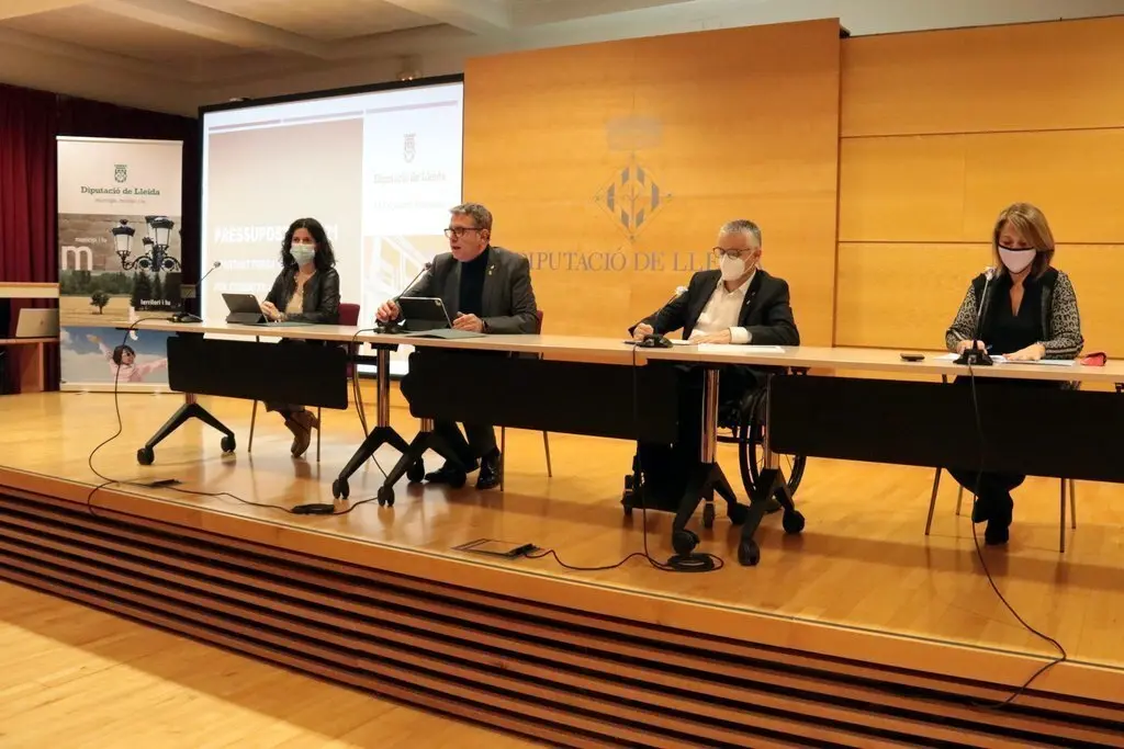 Imatge del president de la Diputaci&oacute; de Lleida, Joan Talarn, amb el vicepresident Jordi Latorre, i les portaveus d'ERC i JxCat, Merc&egrave; Carulla i Rosa Pujol, respectivament, el 24 de novembre del 2020, presentant el pressupost 2021. (Horitzontal)
