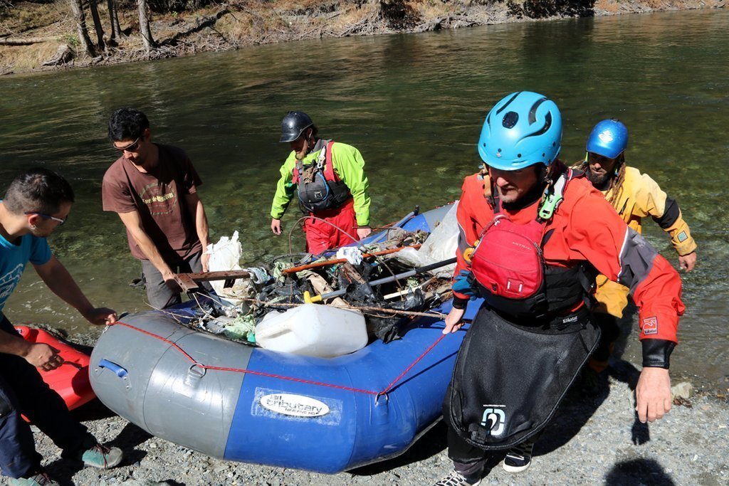 Voluntaris que han participat a la neteja del riu Noguera Pallaresa amb una barca plena de deixalles que han tret de l'aigua el 12 de mar√ß del 2019. (horitzontal)