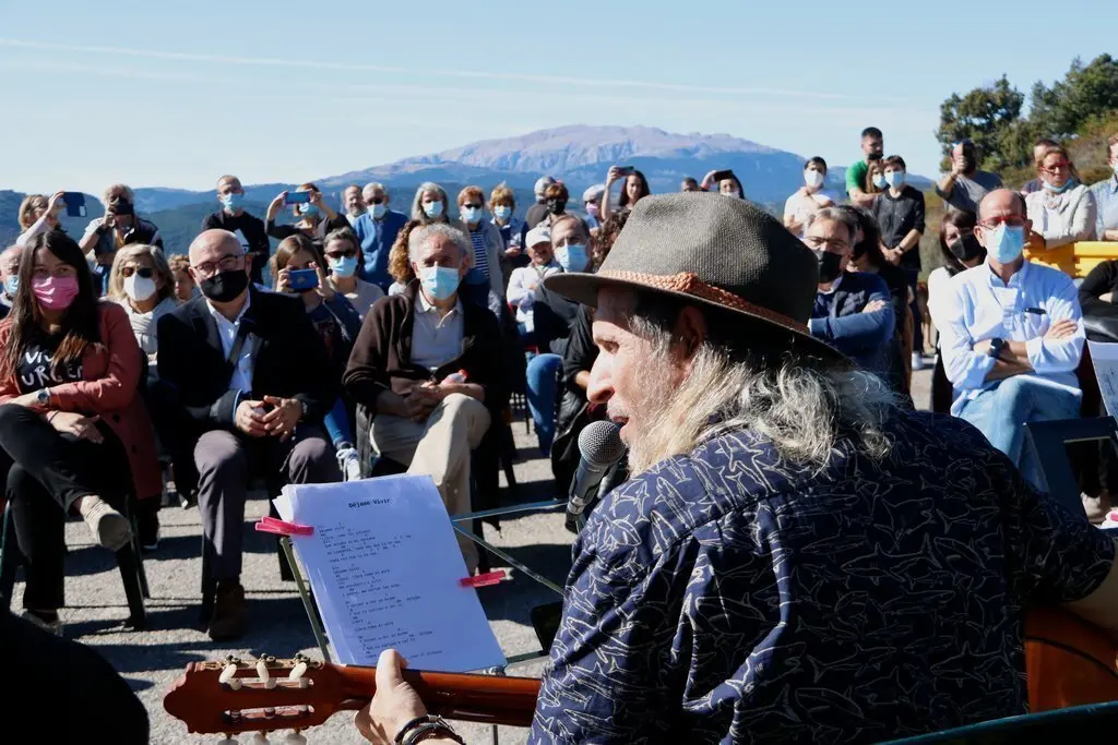 Pla de detall d'un moment de l'acte d'homenatge a Pau Don&egrave;s a Montanuy l'11 d'octubre del 2021. Micky Forteza, productor de Jarabe de Palo interpretant 'Dejame vivir' (Horitzontal)