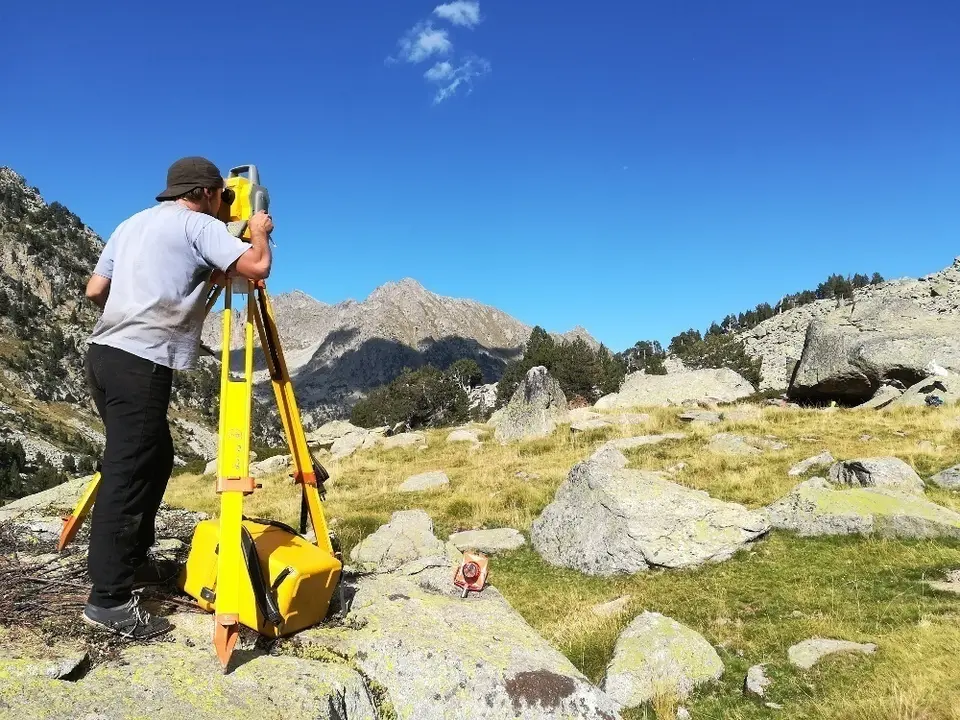 Pla general d'un arque&ograve;leg treballant al Parc Nacional d'Aig&uuml;estortes. (horitzontal)