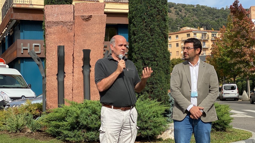 L'alcalde Francesc Viaplana amb l'autor de l'escultura, Ernest Altés / Albert Lijarcio