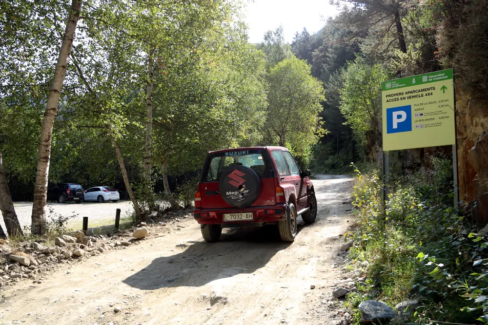 Un vehicle circulant per la pista que dona acc&radic;&copy;s a l'aparcament de la Pica d'Estats. Imatge del 17 de setembre del 2020. (horitzontal)