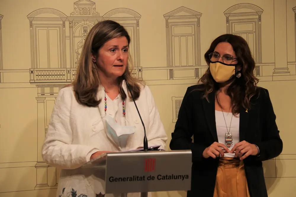 Pla mitj&radic;&dagger; de la s&radic;&ne;ndica d'Aran, Maria Verg&radic;&copy;s, acompanyada de la consellera de Presid&radic;&reg;ncia, Laura Vilagr&radic;&dagger;. Imatge del 13 d'octubre del 2021 (Horitzontal)