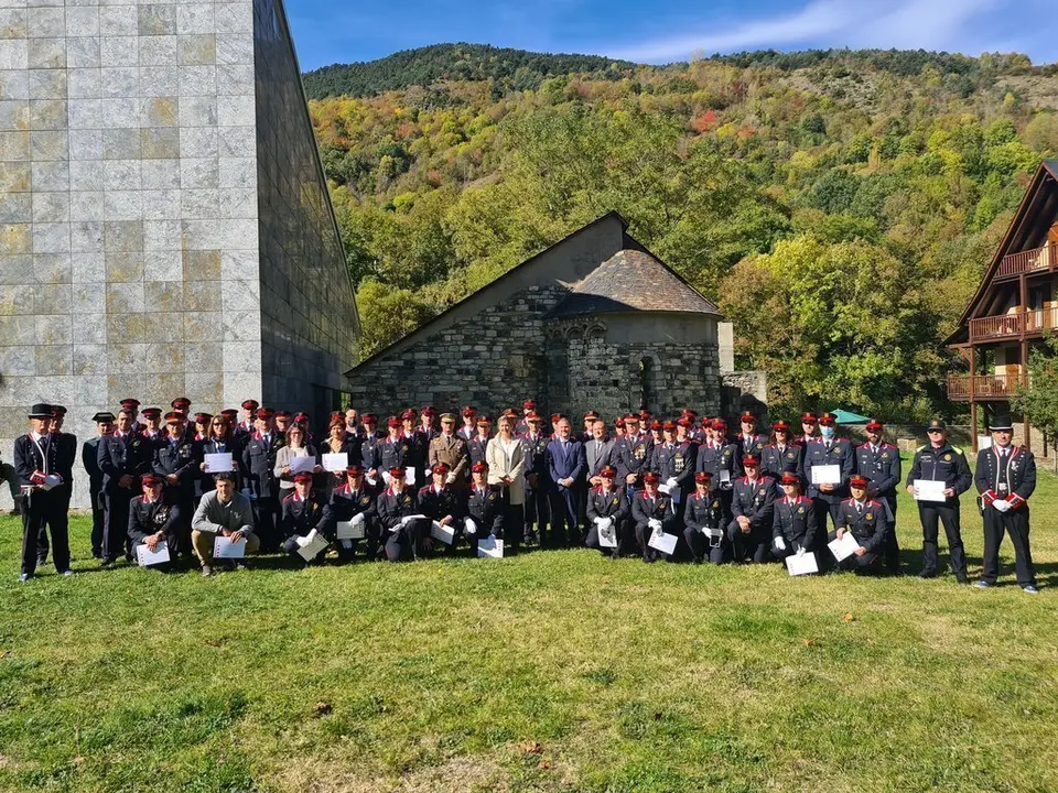 Pla general de mossos d'esquadra condecorats durant la celebraci&oacute; del Dia de les Esquadres a la Regi&oacute; Policial Pirineu Occidental, a Vielha, davant Santa Maria de Mijaran, el 19 d'octubre del 2021. (Horitzontal)
