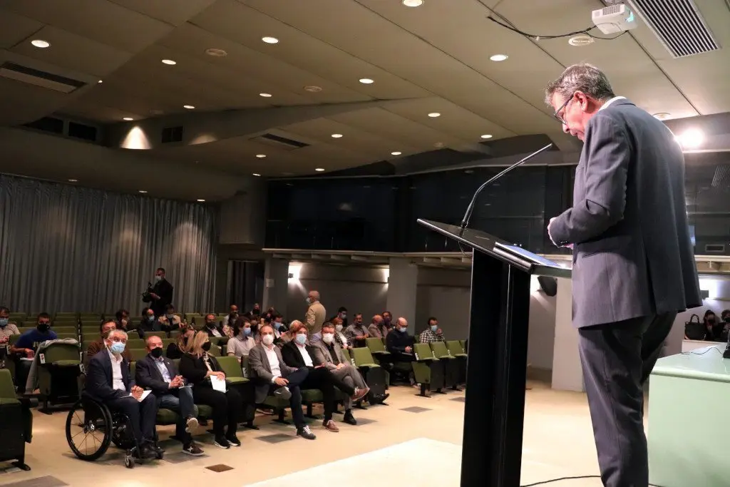 Pla americ&agrave; del president de la Diputaci&oacute; de Lleida, Joan Talarn, intervenint en la jornada sobre el despoblament en el marc de Municip&agrave;lia, el 19 d'octubre del 2021. (Horitzontal)
