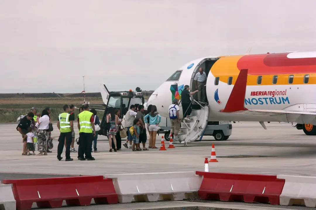Imatge d'arxiu d'un avi&oacute; d'Air Nostrum a l'Aeroport de Lleida-Alguaire, l'any 2011. (Horitzontal)