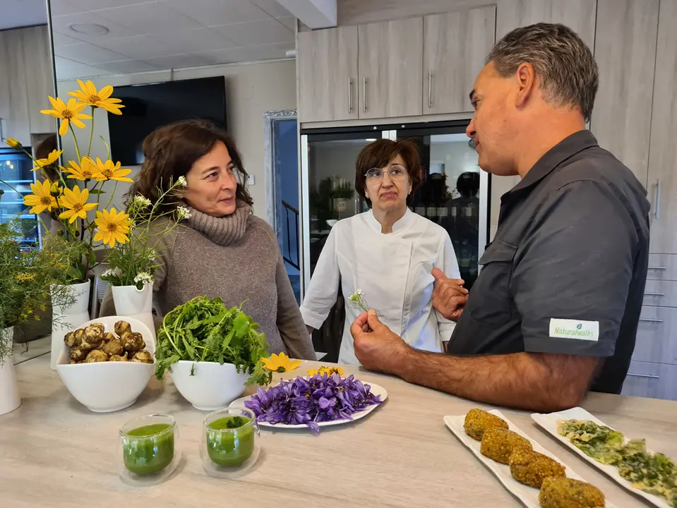 Pla general de plats elaborats amb plantes silvestres dels boscos del Pallars com unes croquetes d'ortigues. Evarist March, gastrobot&radic;&dagger;nic, mostrant aquestes plantes. Imatge del 25 d'octubre del 2021. (Horitzontal)