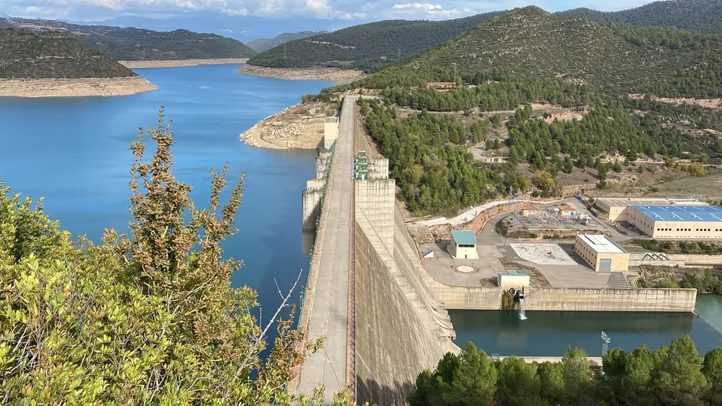 Pla obert de la presa i l'embassament de Rialb, vistes des d'un mirador de la Baronia de Rialb (Noguera), a prop del nucli de Gualter. Imatge del 22 d'octubre de 2021. (Horitzontal)