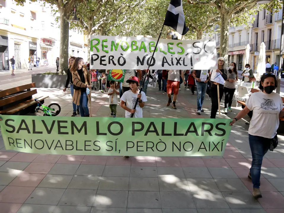 Pla general de la cap&radic;&szlig;alera de la manifestaci&radic;&ge; contra la MAT d'Osca al Pallars que ha transcorregut pels carrers de Tremp, el 9 d'octubre de 2021. (Horitzontal)Vincular  Crear