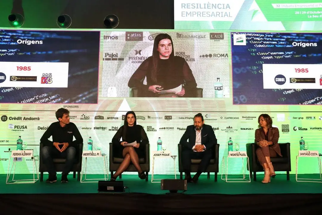 Pla obert dels representants de les quatre empreses que han participat a una taula rodona de casos d'&radic;&reg;xit en clau lleidatana en el marc de la 32a Trobada Empresarial al Pirineu a la Seu d'Urgell. Imatge del 28 d'octubre de 2021. (Horitzontal)