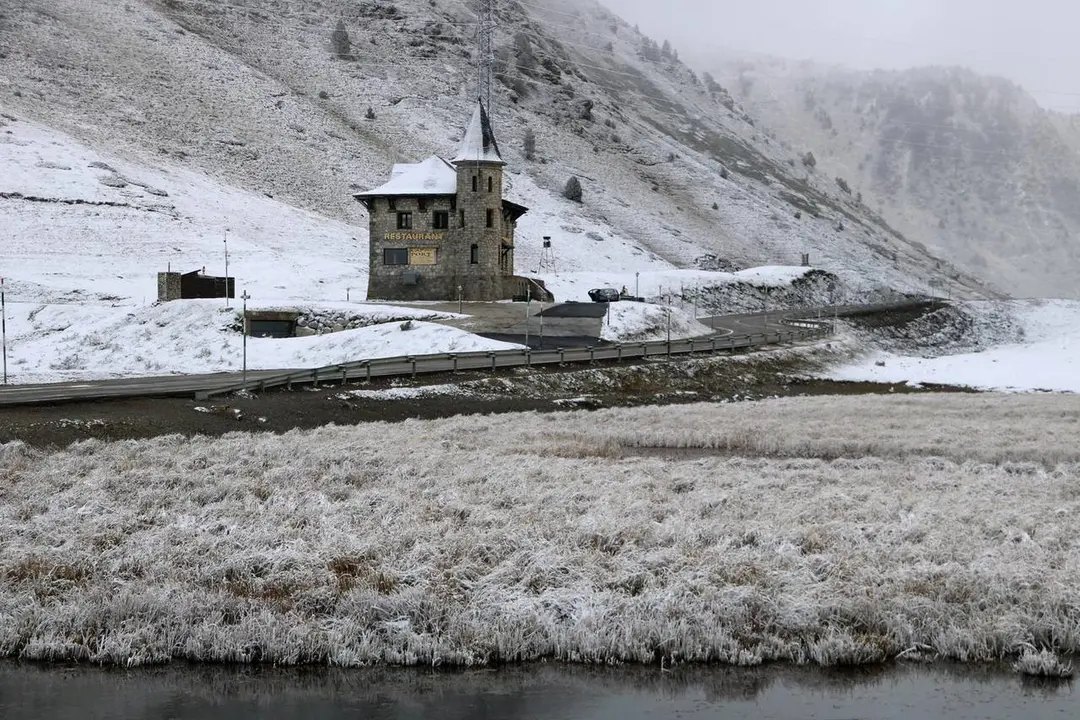 Pla general del cap del Port de la Bonaigua el 3 de novembre del 2021 emblanquinat per la darrera nevada. (Horitzontal)