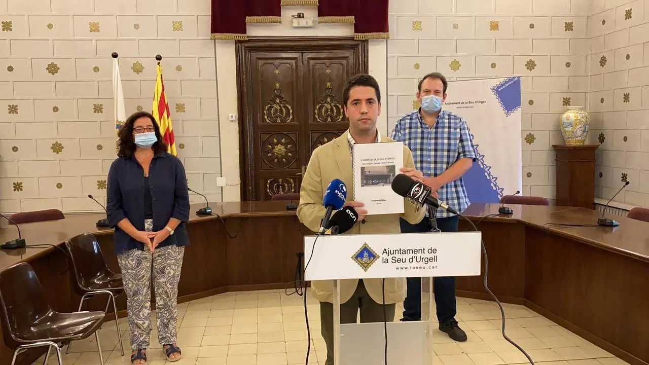 Pla obert del regidor de Comprom&iacute;s X La Seu, Joan Barrera, explicant als mitjans de comunicaci&oacute; la moci&oacute; que presentaran per demanar la cessi&oacute; d'uns terrenys a l'Horta del Valira per construir un nou hospital, el 10 de setembre de 2021. (Horitzontal)