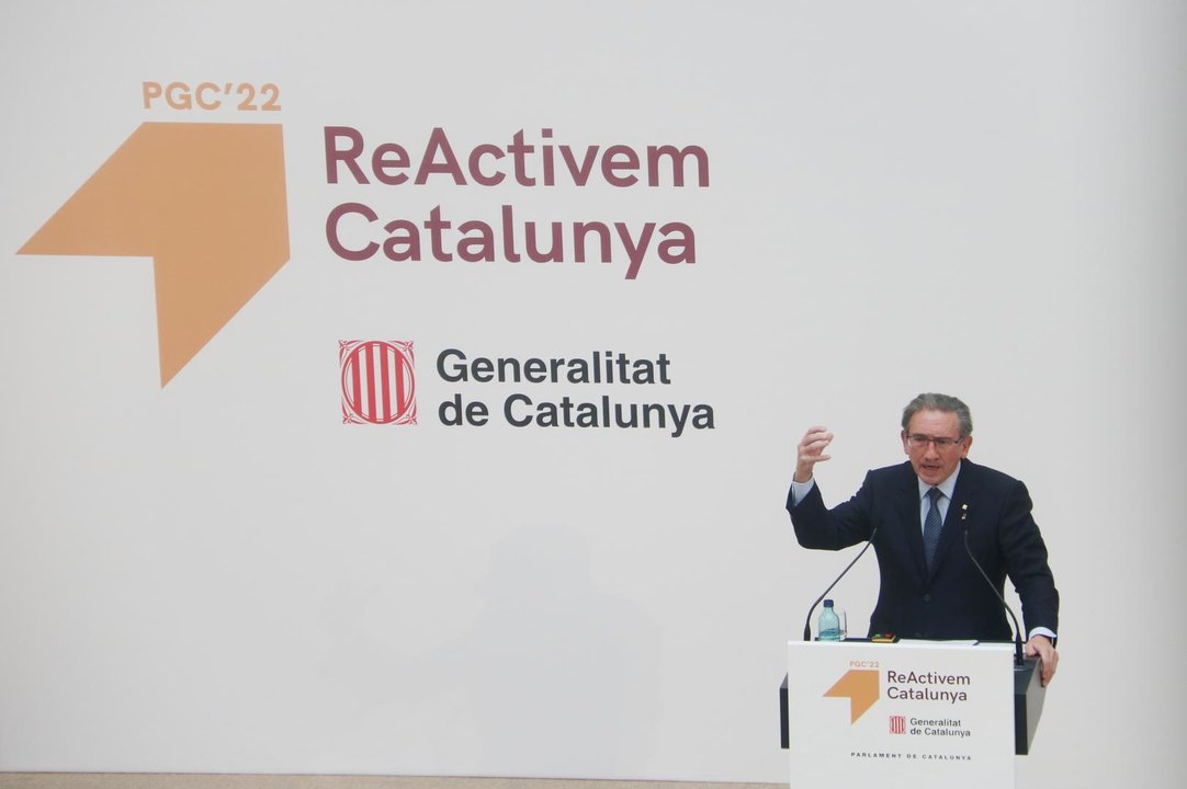 Pla mitjà del conseller d'Economia, Jaume Giró, exposa els pressupostos del Govern pel 2022 a l'Auditori del Parlament, el 9 de novembre de 2021 (Horitzontal)