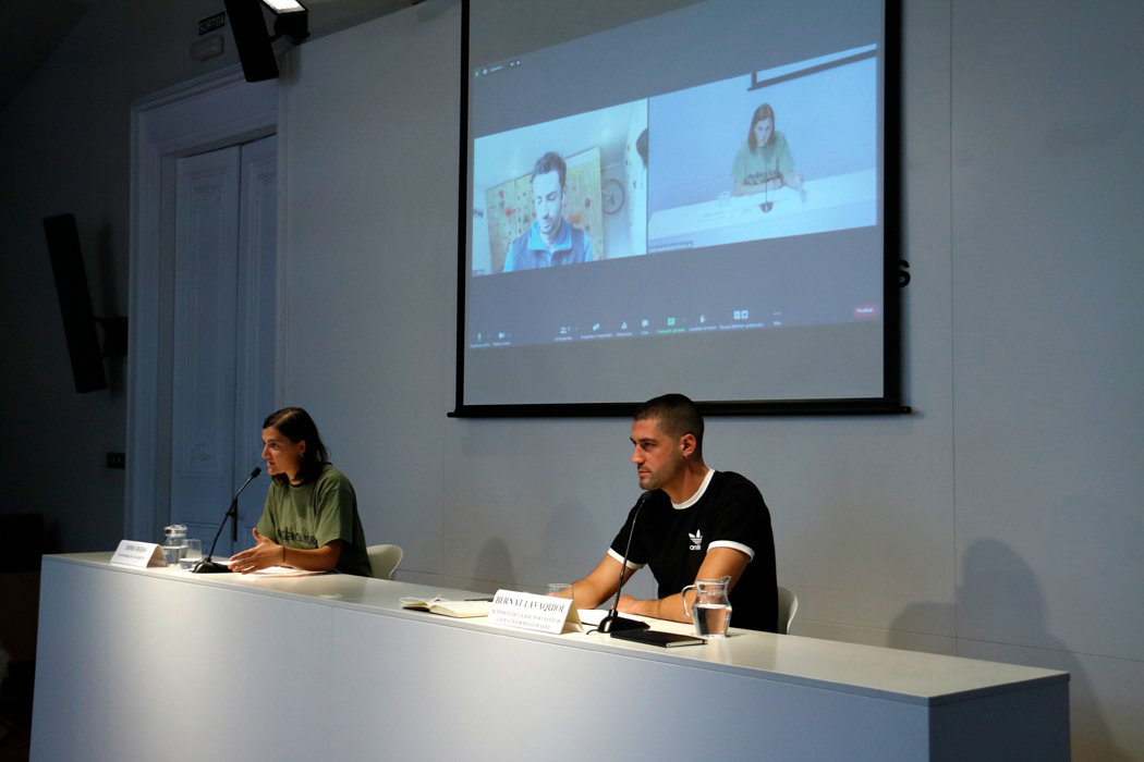 L'atleta Kilian Jornet (en pantalla); Emma Rojas, de Ramaderes de Catalunya; i Bernat Lavaquiol, portaveu de la Plataforma Stop JJOO, en roda de premsa a Barcelona el 10/11/2021 (horitzontal)