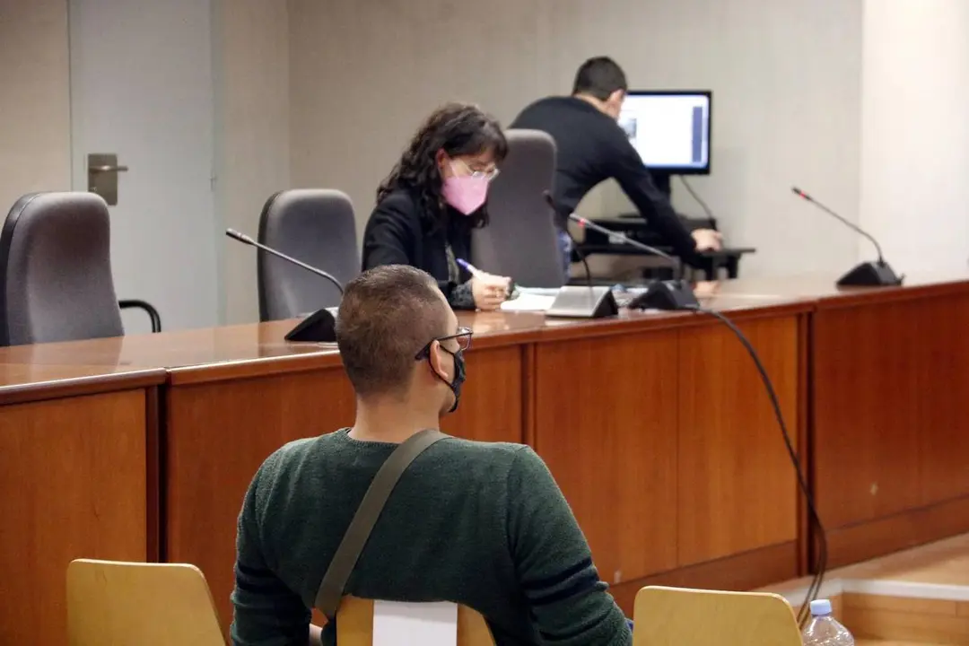 Pla mig de l'acusat de maltractar la parella a Tremp, a l'Audi&egrave;ncia de Lleida, amb l'advocada al fons. Imatge del 10 de novembre de 2021. (Horitzontal)
