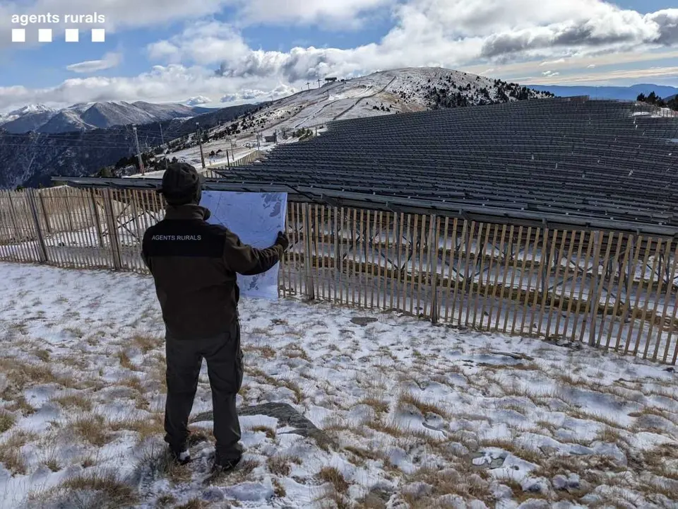 Pla obert d'un efectiu dels Agents Rurals davant de la construcci&oacute; d'un parc solar a la zona del Planell de la Tosa. Imatge cedida el 17 de novembre del 2021 (Horitzontal)