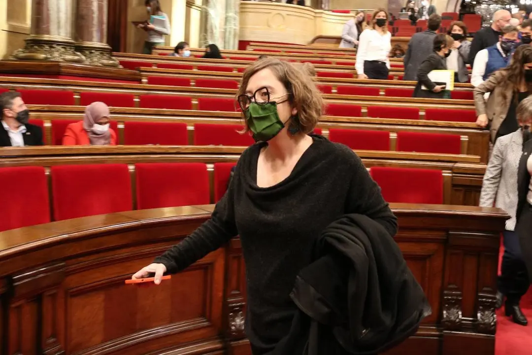 La diputada de la CUP Eul&radic;&dagger;lia Reguant sortint de l'hemicicle despr&radic;&copy;s de la sessi&radic;&ge; de control el 17 de novembre del 2021 (horitzontal)