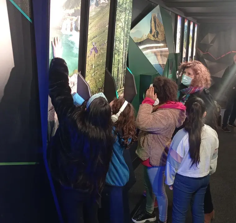 Pla americ&agrave; de la secret&agrave;ria d'Acci&oacute; Clim&agrave;tica, Anna Barnadas, durant la seva visita al Piribus al Parc del F&ograve;rum de Barcelona acompanyada per un grup d'escolars. Imatge del 18 de novembre de 2021. (Vertical)