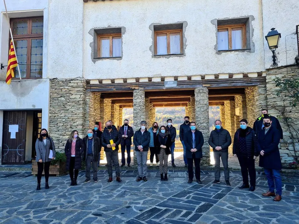 La consellera de la Presid&radic;&reg;ncia, Laura Vilagr&radic;&dagger;, amb els alcaldes del Pallars Sobir&radic;&dagger;, a T&radic;&ne;rvia, el 19 de novembre del 2021. (Horitzontal)