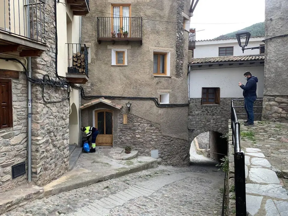 Pla general d'un operari recollint la brossa amb el servei porta a porta a Gerri de la Sal el 24 de novembre del 2021. (Horitzontal)