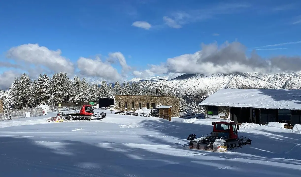 Pla general de la base de l'estaci&radic;&ge; d'esqu&radic;&ne; n&radic;&le;rdic de Tuixent - la Vansa (Alt Urgell) on es veu una m&radic;&dagger;quina trepitjant la neu que ha caigut i una altra d'aturada. Imatge del 25 de novembre de 2021. (Horitzontal)