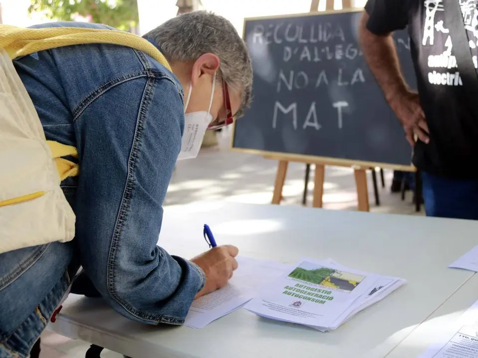 Pla tancat d'una dona signant al&not;&sum;legacions contr&radic;&dagger;ries al projecte de la MAT d'Osca al Pallars a Tremp, el 9 d'octubre de 2021. (Horitzontal)