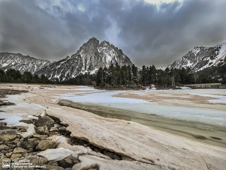 Imatge guardonada amb el cinqu&radic;&reg; premi del XXVIII Concurs de Fotografia del Parc Nacional d'Aig&radic;&ordm;estortes, 'Catifa sahariana als peus dels Encantats', de Marta Lluvich.