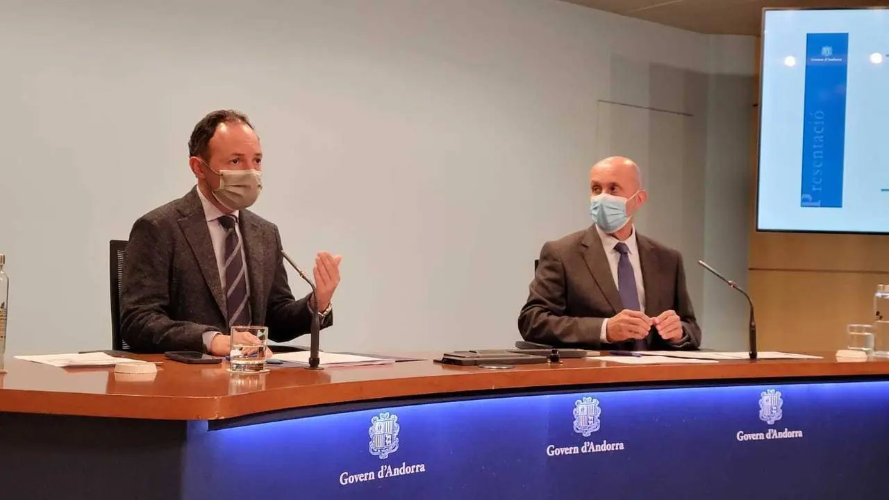 Pla mitj&agrave; del cap de govern d'Andorra, Xavier Espot, i el ministre de Salut, Joan Mart&iacute;nez Benazet, el 30 de novembre del 2021. (Horitzontal)