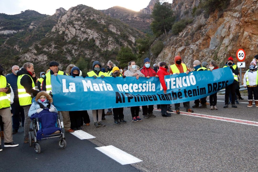 Pla de la cap√ßalera dels manifestants amb la Maria a primera fila durant el tall de la C-14 a Oliana el 8 de desembre del 2021. (Horitzontal)