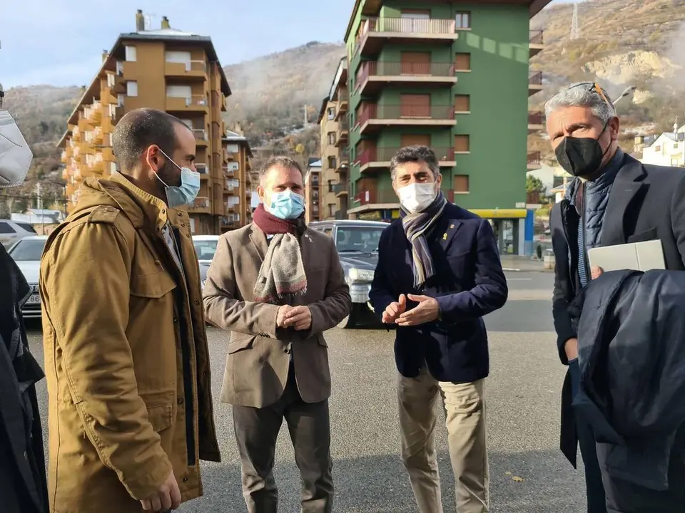 El vicepresident de Pol&radic;&ne;tiques Digitals i Territori, Jordi Puigner&radic;&ge;, acompanyat del delegat a l'Alt Pirineu, Ricard P&radic;&copy;rez i l'alcalde de Sort, Baldo Farr&radic;&copy;. Imatge del 9 de desembre del 2021. (Horitzontal)