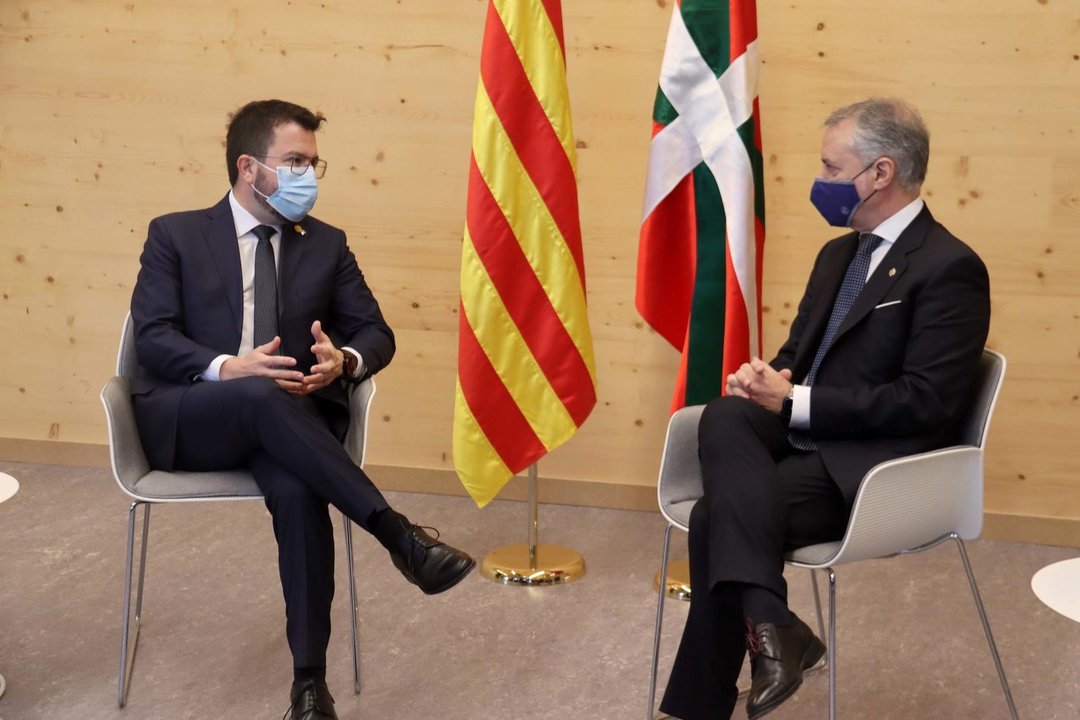 Pla sencer del president de la Generalitat, Pere Aragon√®s, i el lehendakari, √ç√±igo Urkullu, en la seva primera trobada bilateral celebrada a Alp (Cerdanya) en el marc del Plenari Comunitat de Treball dels Pirineus, el 13 de desembre de 2021. (Horitzontal)