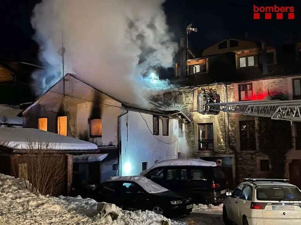 Pla general de la casa incendiada d'Alp amb intervenci&radic;&ge; dels Bombers de la Generalitat, el 17 de desembre de 2021 (Horitzontal)