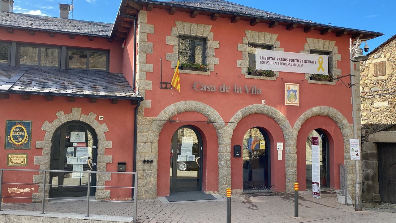 Pla obert de l'exterior de l'edifici de l'Ajuntament de Llívia i el Museu Municipal de Llívia (Cerdanya). Imatge del 16 de novembre de 2021. (Horitzontal)