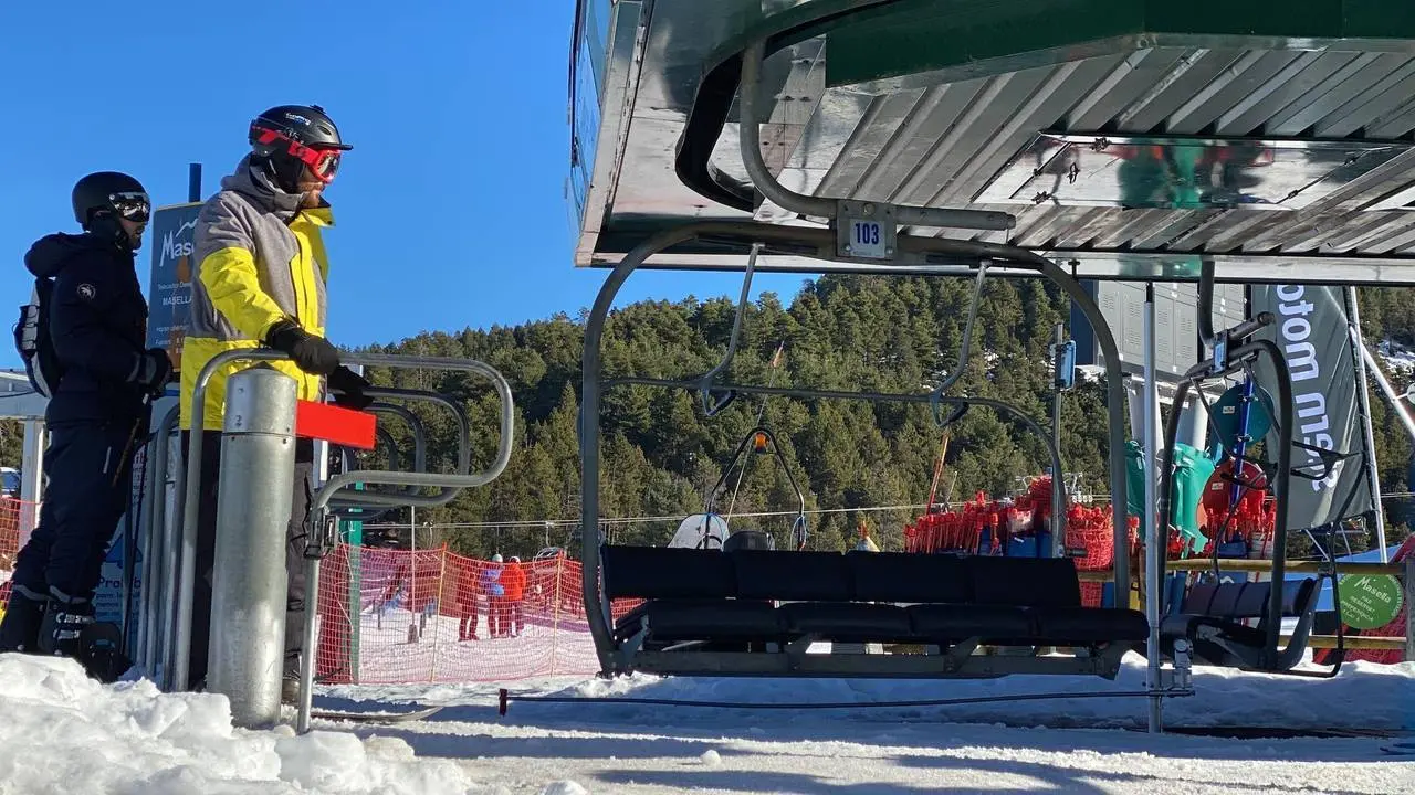Pla sencer de dos esquiadors a Masella (Cerdanya) a punt d'accedir a una cadira d'un dels remuntadors de l'estaci&oacute;. Imatge publicada el 21 de desembre de 2021. (Horitzontal)
