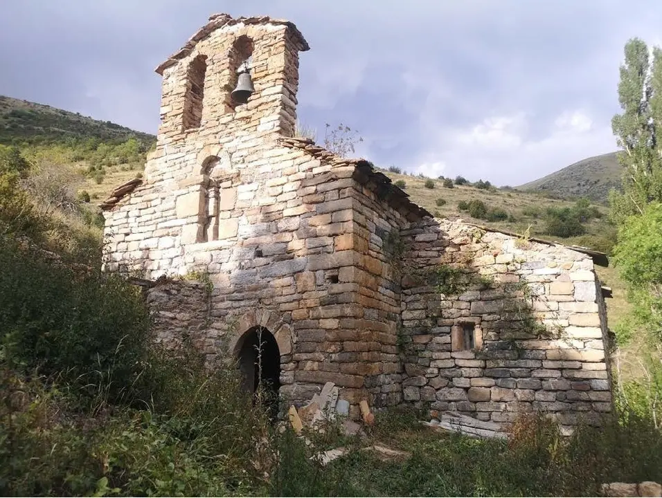Pla obert de l'exterior de l'esgl&eacute;sia de Sant Sadurn&iacute; d'Espadan, nucli abandonat del Pont de Suert. Imatge publicada el 29 de desembre de 2021. (Horitzontal)