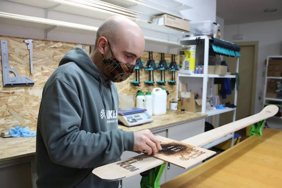 Pla general d'Oriol Bar&radic;&ge;, fundador de Liken Skis, treballant al seu taller a La Pobla de Lillet. Imatge del 28 de desembre de 2021. (Horitzontal)
