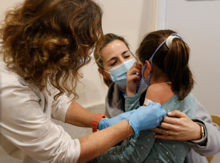 Pla mitjà de la infermera posant la tireta a una nena després de posar-li la vacuna, a Igualada. Imatge del 15 de desembre de 2021 (Horitzontal)