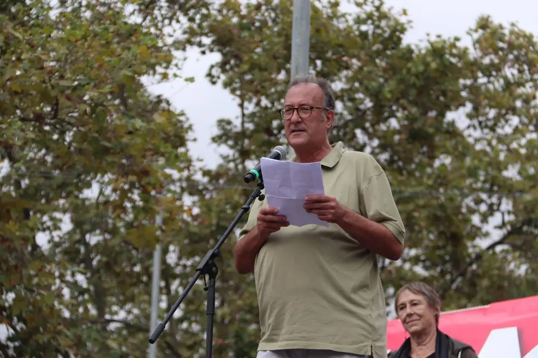 Pla mitj&radic;&dagger; del vocal de la junta d'&radic;&iacute;mnium Xavier Antich fent un discurs a la pla&radic;&szlig;a Cinc d'Oros en el marc de l'acte pol&radic;&ne;tic de la Plataforma 3 d'octubre. Imatge del 3 d'octubre de 2021. (Horitzontal).