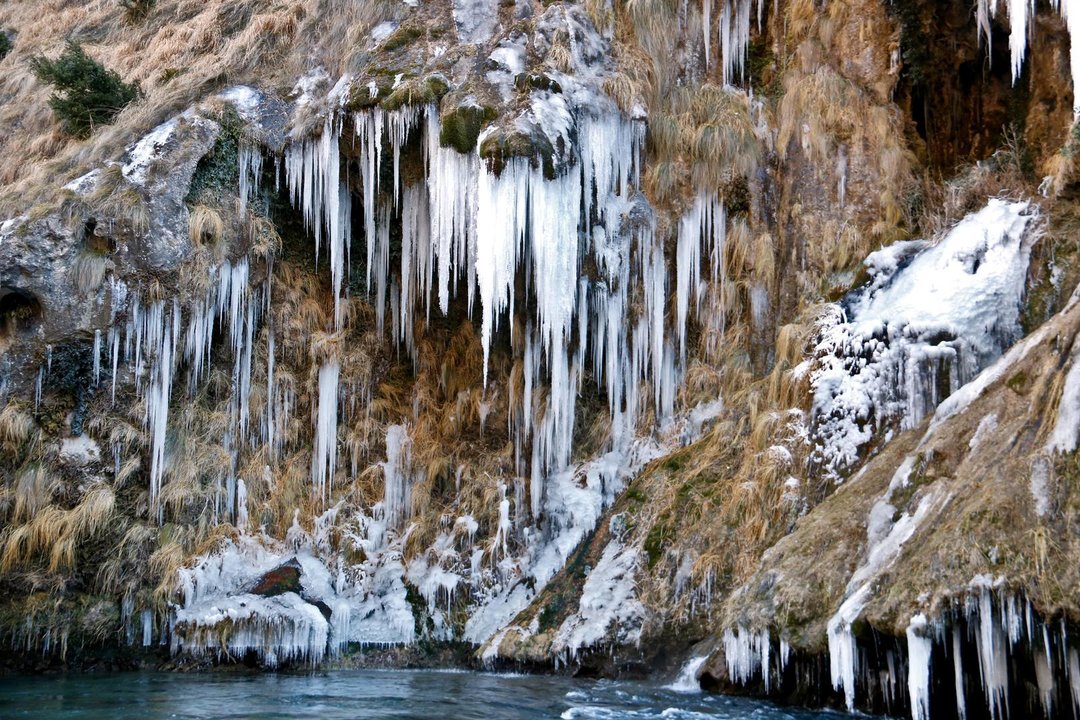 Pla de detall de les escultures de gel que es formen a l'Argenteria (Pallars Sobir√†) pel fred d'aquests dies. Imatge del 17 de gener del 2022. (Horitzontal)